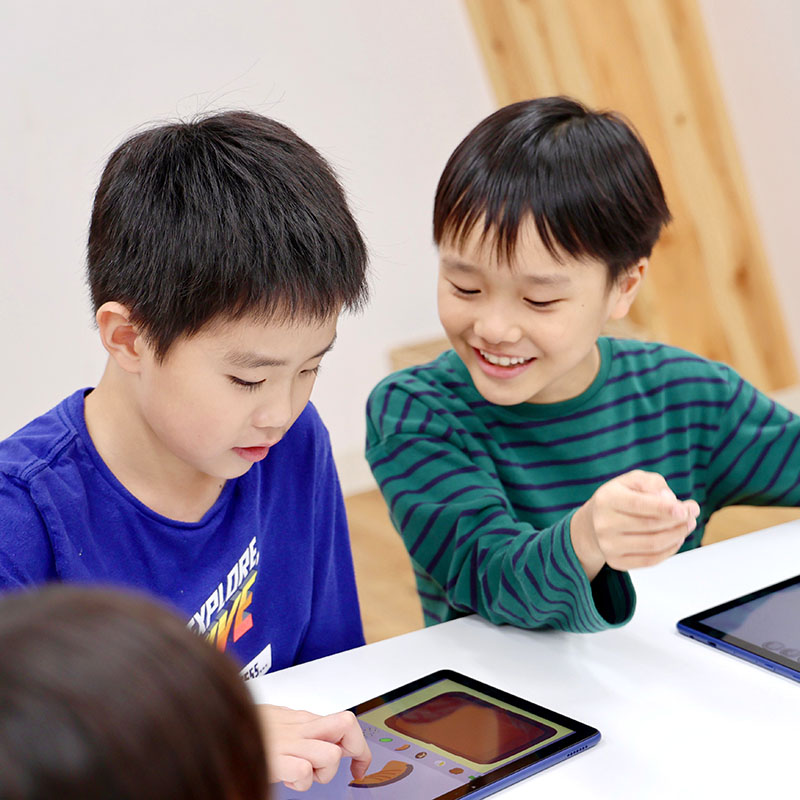 ビスケットで遊ぶ子ども1