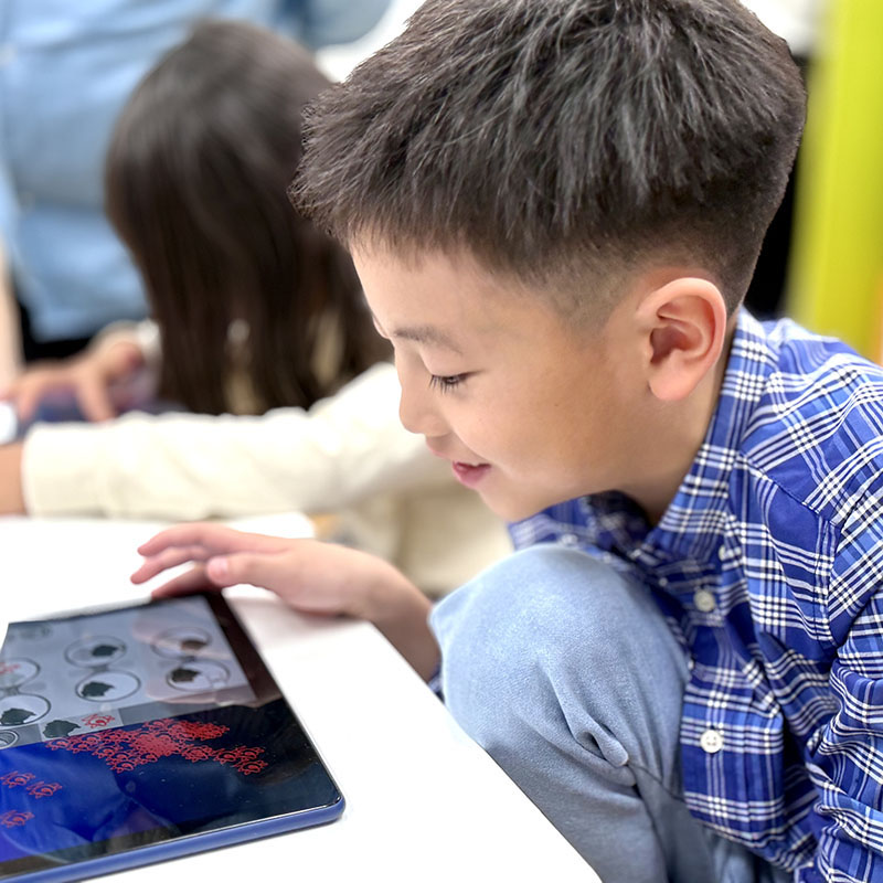 ビスケットで遊ぶ子ども2